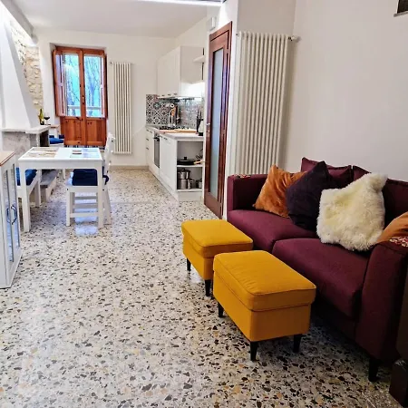 Dom wakacyjny Authentic Village Townhouse With Mountain Views *