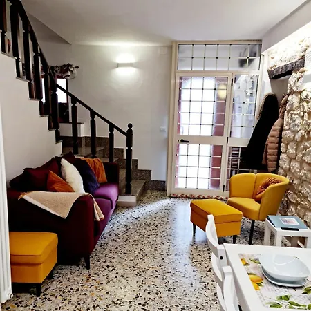 Authentic Village Townhouse With Mountain Views Holiday home Palombaro