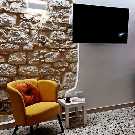 Dom wakacyjny Authentic Village Townhouse With Mountain Views Palombaro