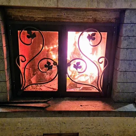 Dom wakacyjny Authentic Village Townhouse With Mountain Views Palombaro