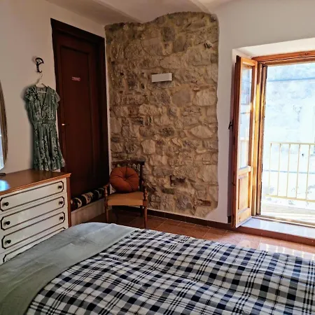 Authentic Village Townhouse With Mountain Views