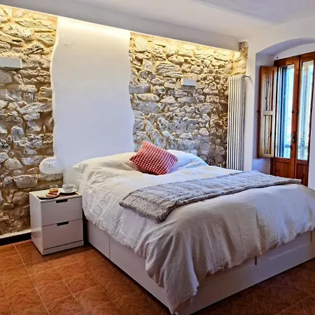 Dom wakacyjny Authentic Village Townhouse With Mountain Views