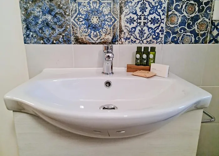 Authentic Village Townhouse With Mountain Views *