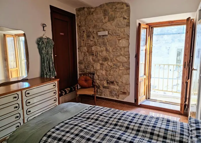 Authentic Village Townhouse With Mountain Views