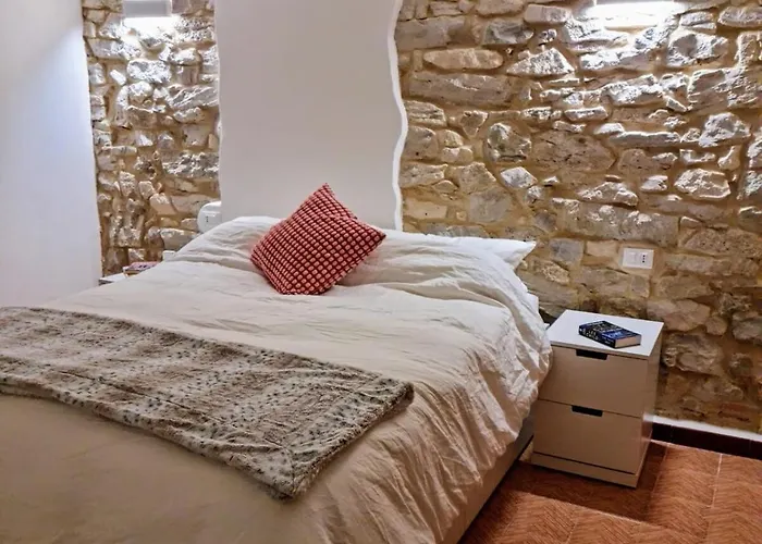 Authentic Village Townhouse With Mountain Views